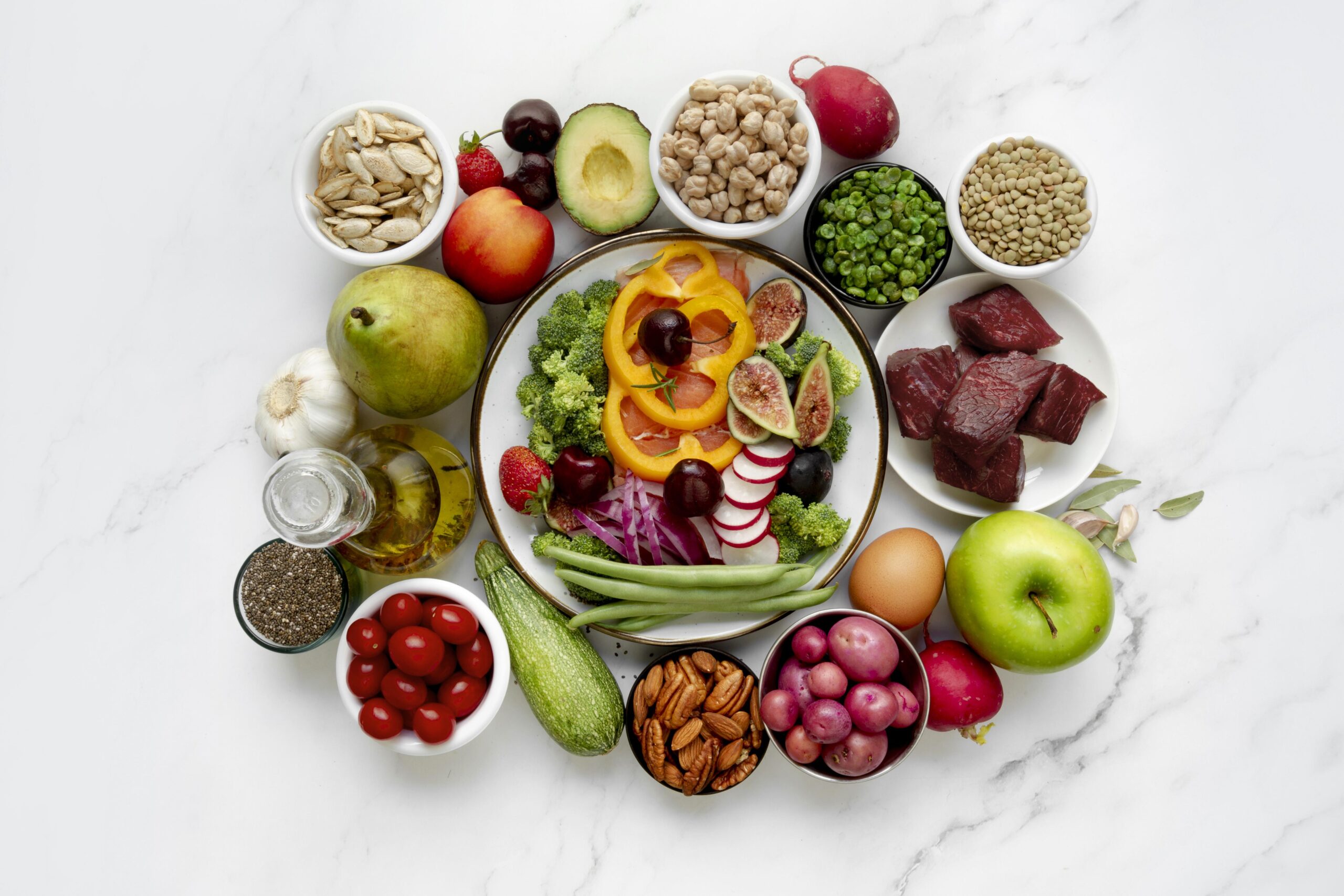 Variedad de alimentos saludables y nutritivos en Clínica Merece Extremadura: frutas, verduras, legumbres, frutos secos, proteínas y semillas para una nutrición personalizada